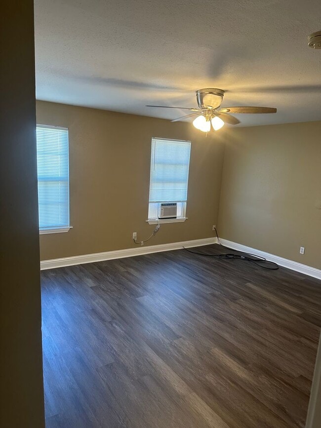 Building Photo - 3 Bedroom 2.5 Bath Townhouse
