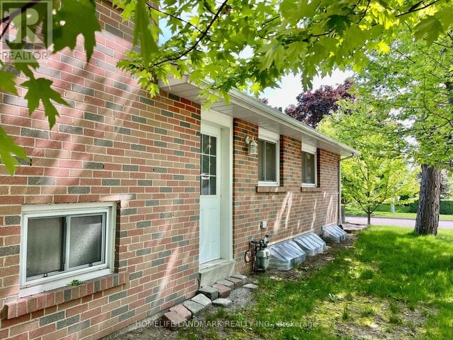 Building Photo - 2 Chapais Crescent
