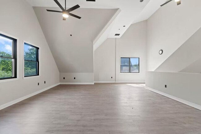 Building Photo - 555 Main St