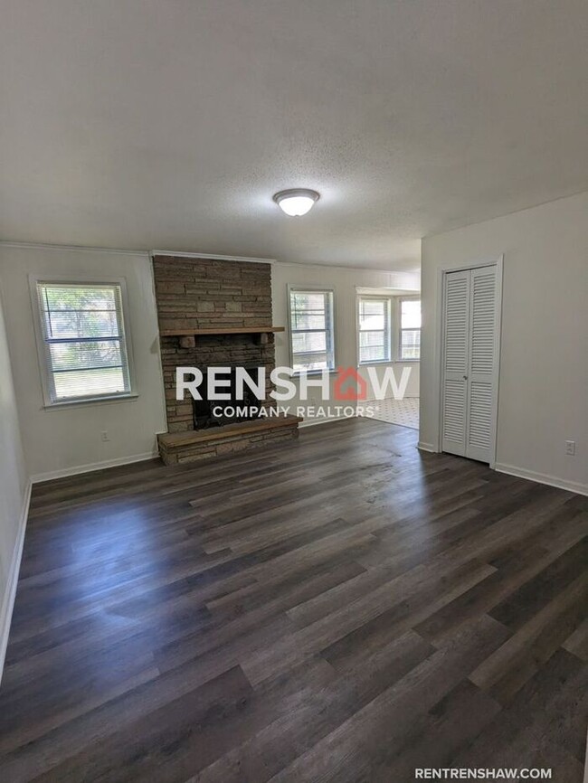 Building Photo - Charming - 3 bedroom / 2 bath - Mendenhall...