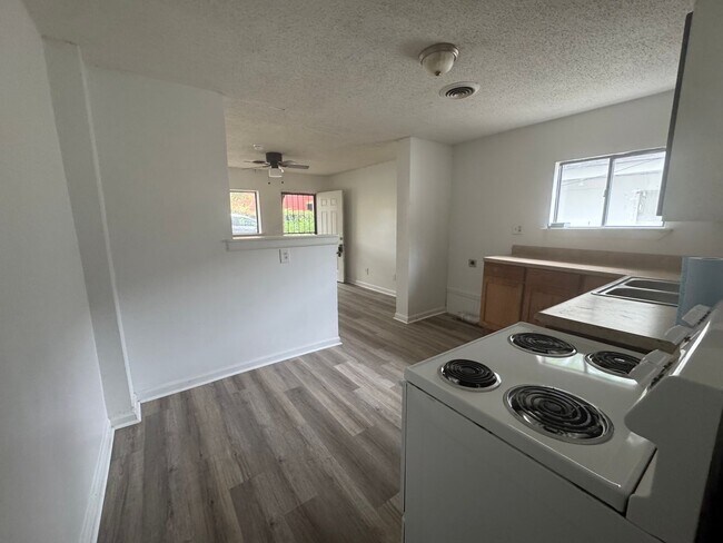 Foto del edificio - 2 Bedroom one bath