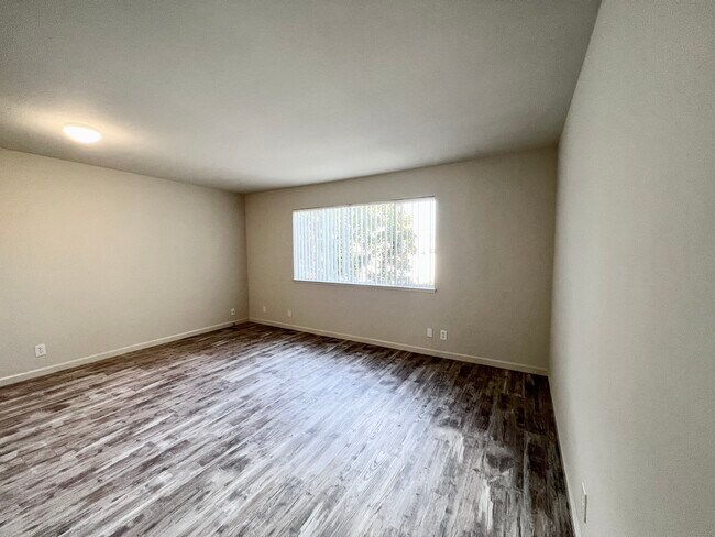 Building Photo - 231 S Bayview Ave