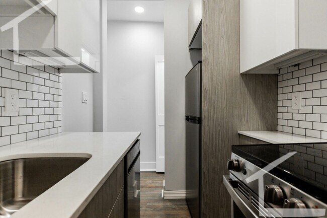 Foto del edificio - Beautiful 1 Bedroom Available Now