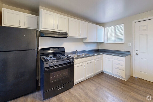 2BR, 2BA - 750SF - Kitchen - Alpine Flats