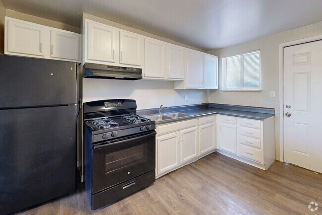 2BR, 2BA - 750SF - Kitchen - Alpine Flats