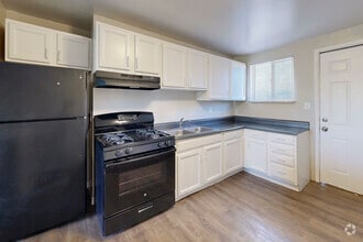 2BR, 2BA - 750SF - Kitchen - Alpine Flats
