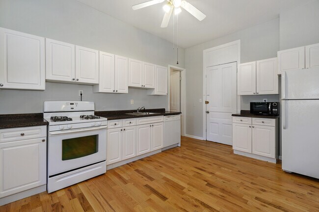 Building Photo - 1910 N Sheffield Ave