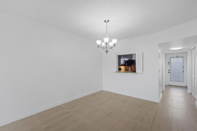 Building Photo - 2840 SW 22nd Ave