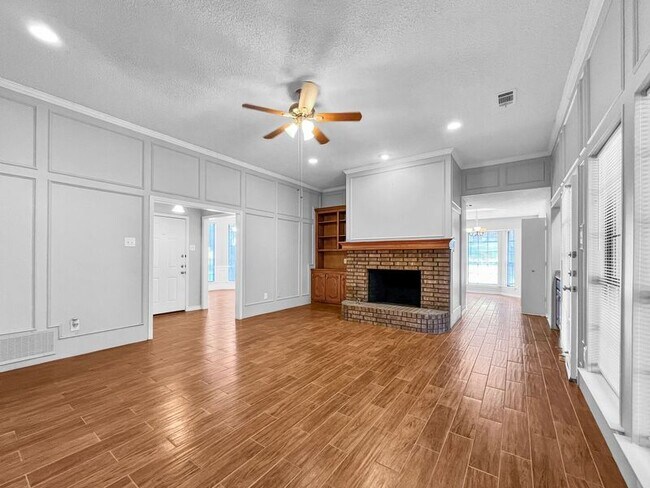 Building Photo - 700 Dartbrook Dr