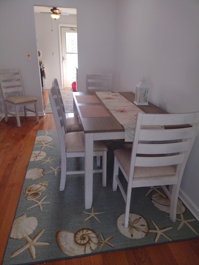 Dining area - 3563 Bay Ave