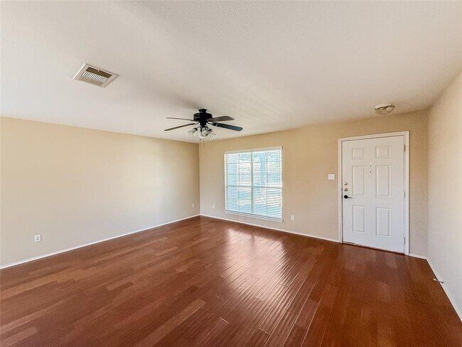 Foto del edificio - 909 Remington Dr