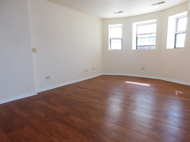 Foto del edificio - 3116 W Logan Blvd