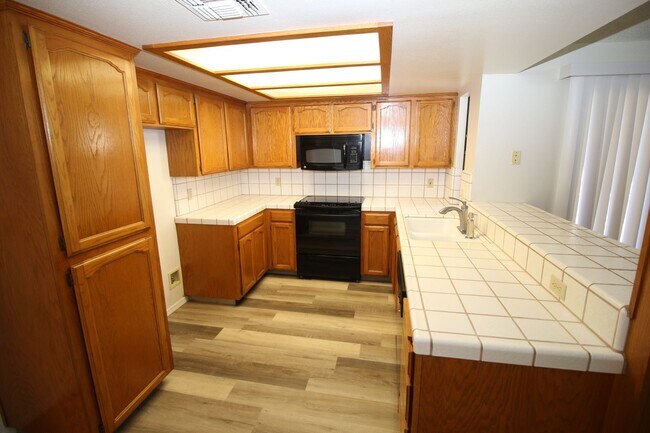 Building Photo - Updated NW Fresno home New Appliances