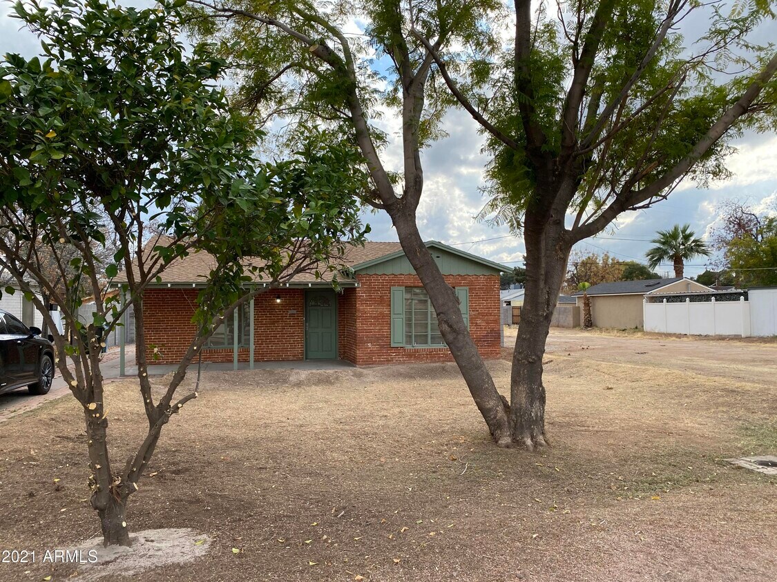 Primary Photo - 321 W Minnezona Ave