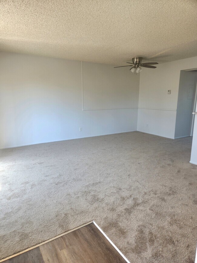 Foto del edificio - 8726 Independence Ave