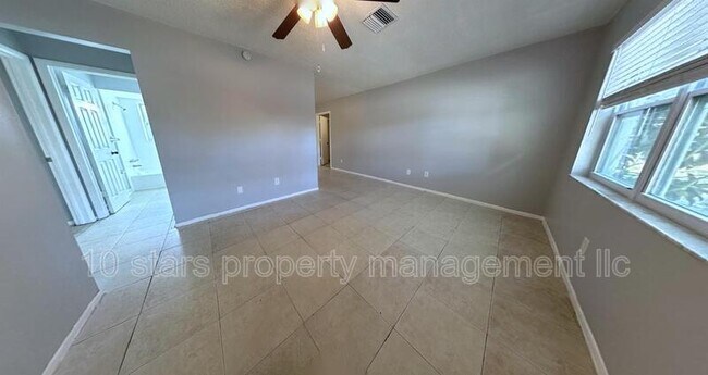 Building Photo - 3048 Brookview Ave