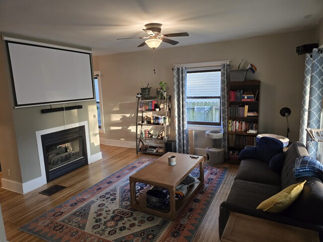living room w/projector screen - 407 N Arsenal Ave