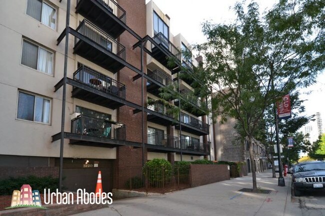 Building Photo - 1220 N LaSalle Dr