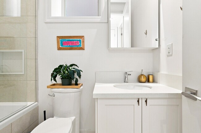 Building Photo - Light-Filled Furnished 1BR + Office with Private Garden | Yonge–Eglinton