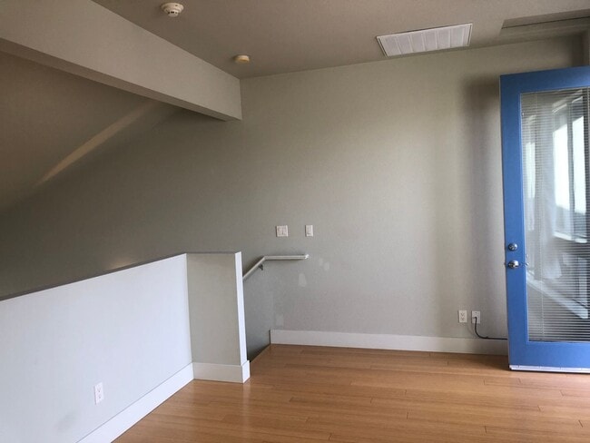Building Photo - 2 Bedroom / 2 Bathroom Downtown TownHome