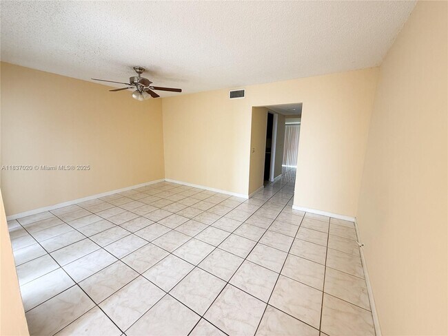Foto del edificio - 5130 Elmhurst Rd