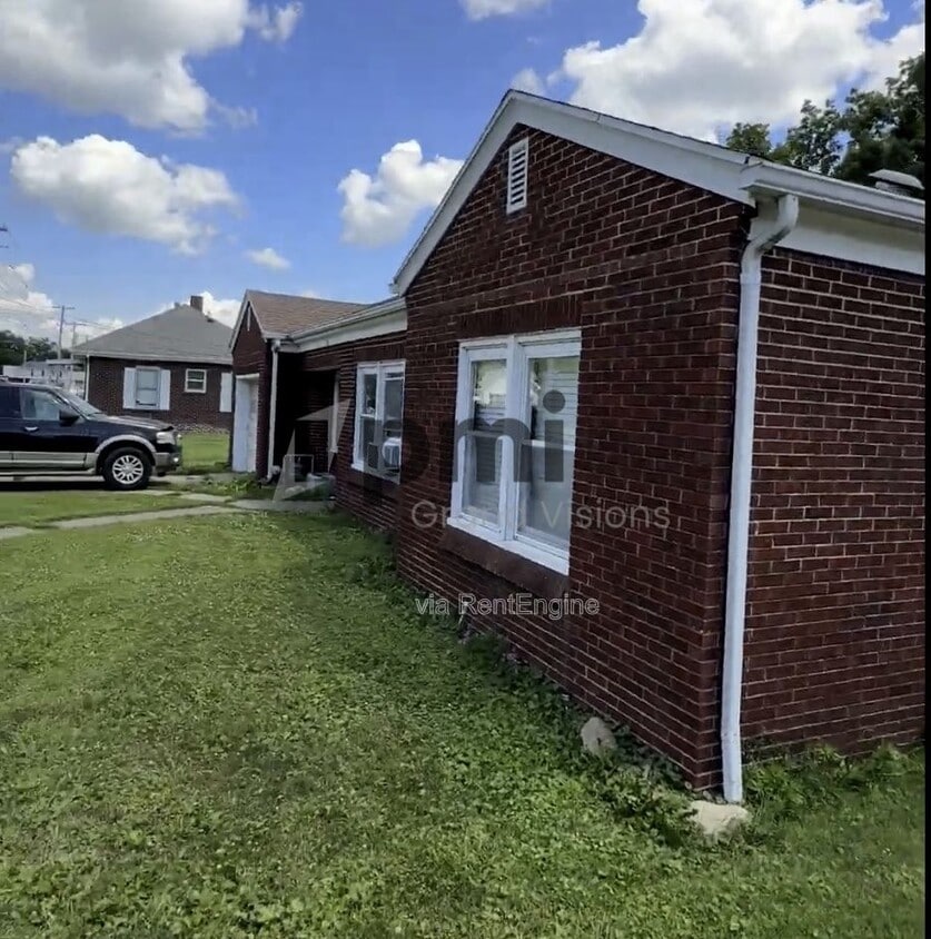 Primary Photo - 216 Andrew St