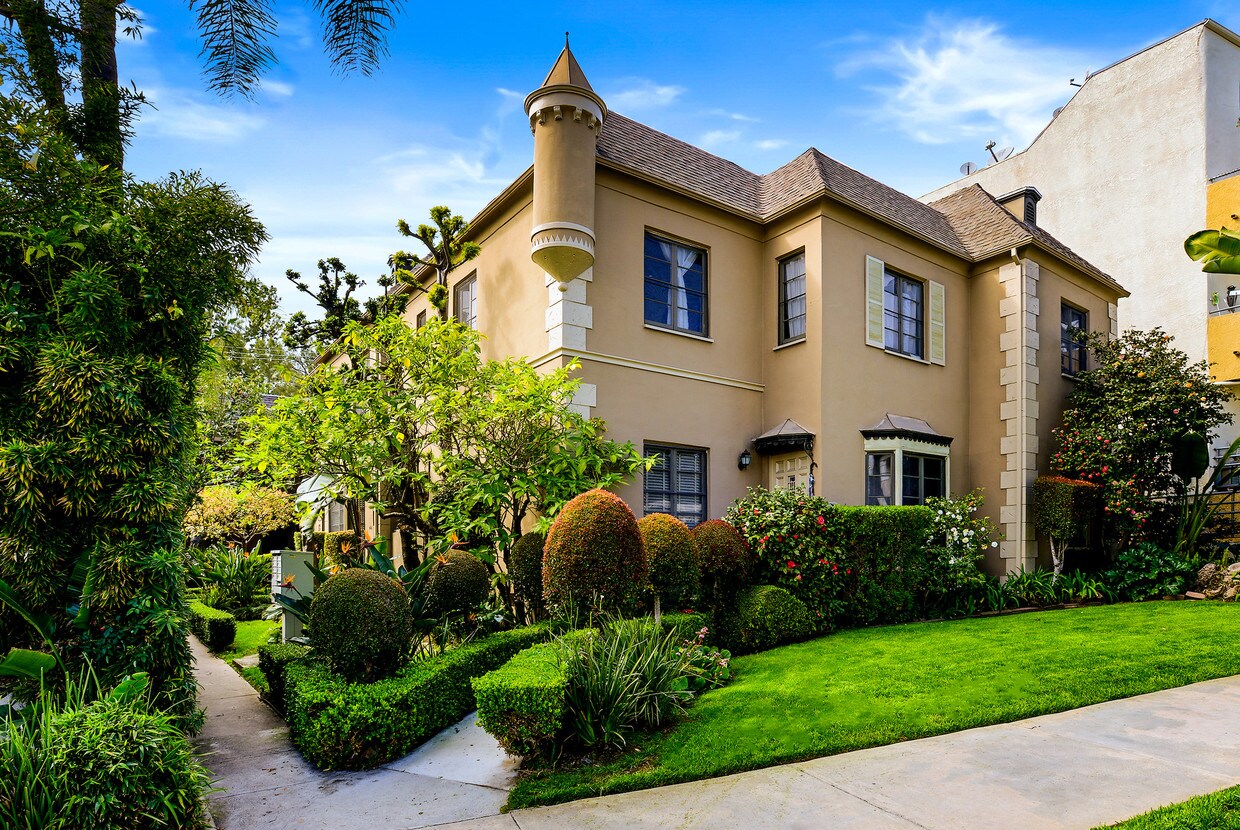 Front of building - 2101 N Beachwood Dr