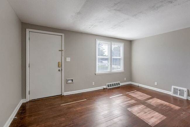 Building Photo - 2 Bedroom Duplex!!