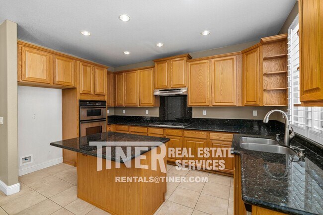 Foto del edificio - 4-Bedroom Rental Home in Folsom: Spacious ...
