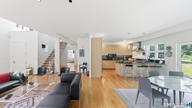 Foto del edificio - 51 Maple Ave S