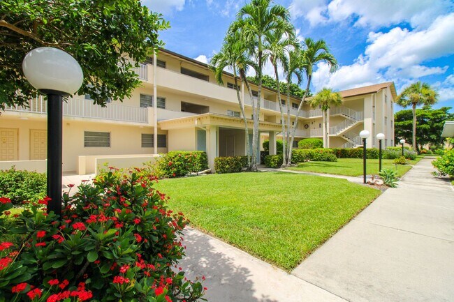 Building Photo - ***SEASONAL RENTAL***NORTH NAPLES***FULLY FURNISHED***TURN KEY***CLOSE TO EVERYTHING***GREAT LOCA...