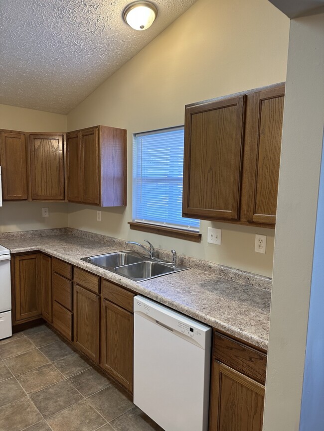 Building Photo - 1128 Sourgum Lane