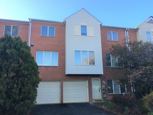 Foto del edificio - Spacious 3 BR/3.5 BA Townhome in Rockville!