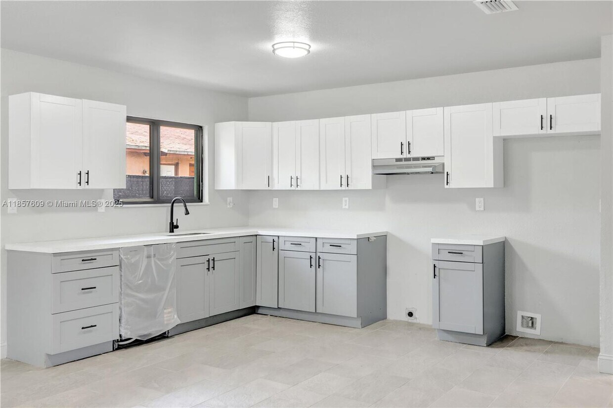 Foto principal - 861 NW 6th Ave