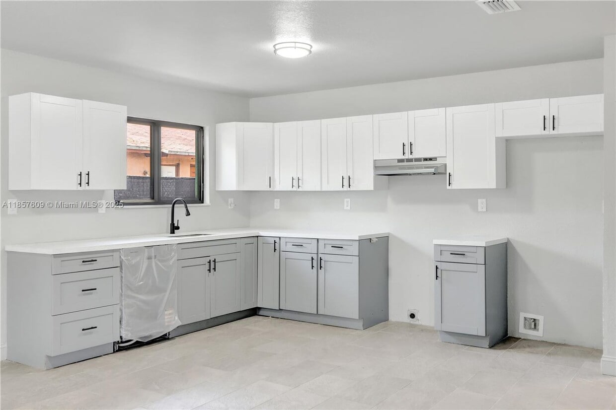 Photo - 861 NW 6th Avenue 1