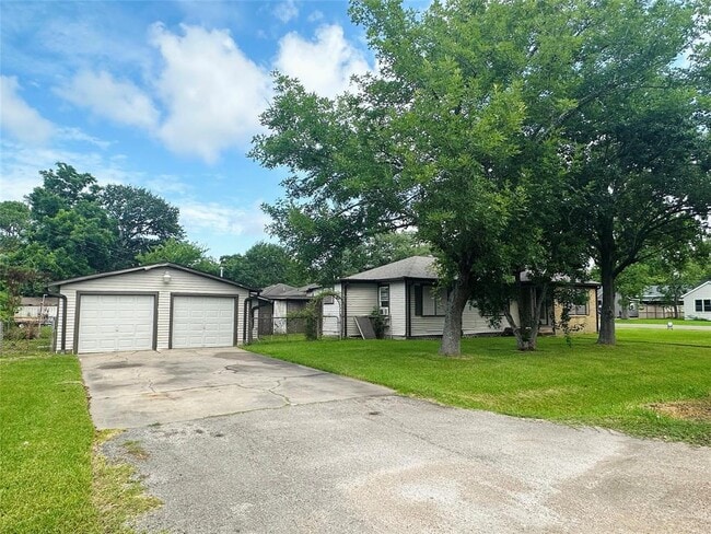 Building Photo - 2303 Oaklawn Dr
