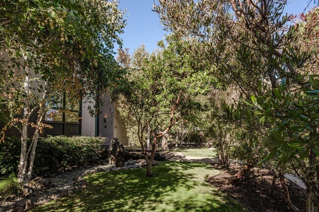 Building Photo - 2510 Skyfarm Dr