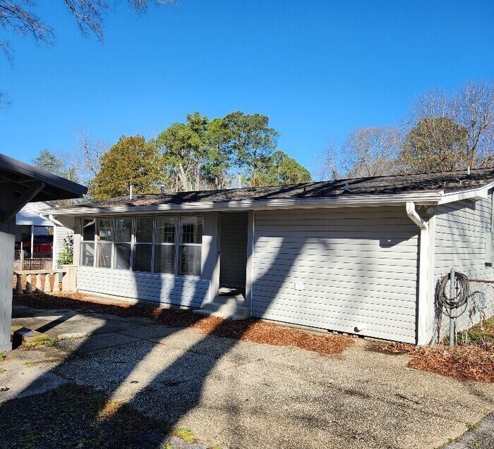 Building Photo - Charming One-Level Home in Columbiana!