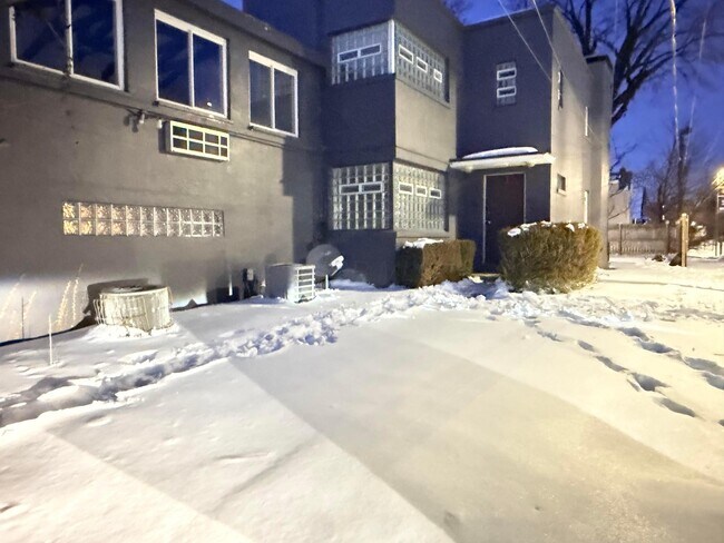 Foto del edificio - 672 Sheridan Ave