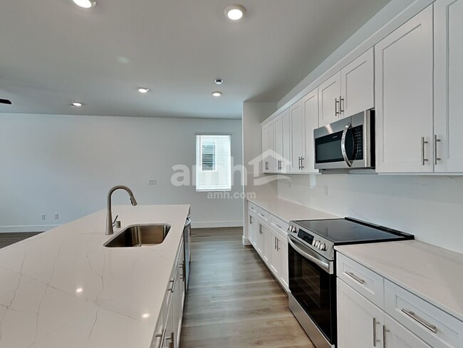 Building Photo - 5848 Vaes Dothrak St