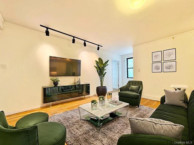 Foto del edificio - 102-17 64th Rd