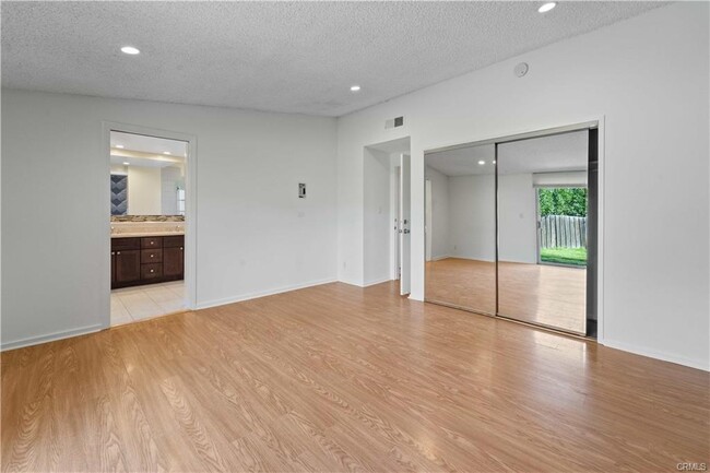 Foto del edificio - 10435 Andora Ave