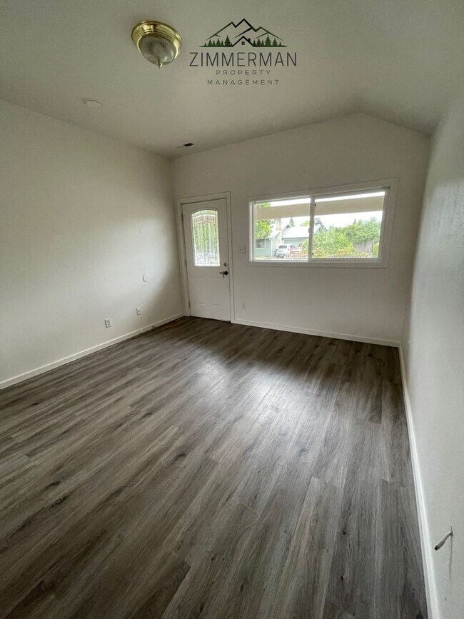 Building Photo - 3 bedroom, 1 1/2 bathroom House in Thurston neighborhood