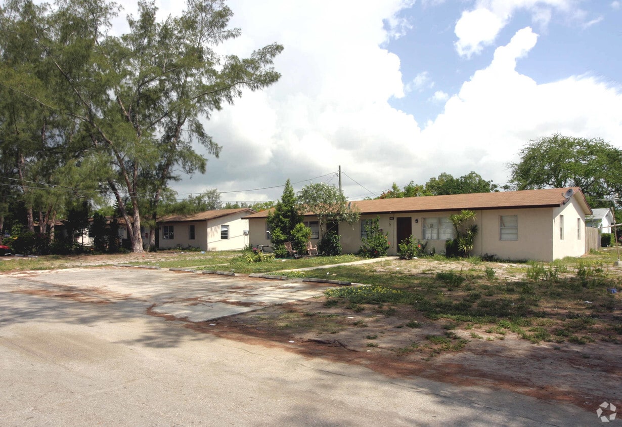 Exterior building photo of 4593 Coconut Road - 4593 Coconut Rd