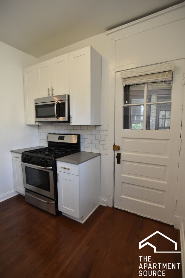 Foto del edificio - 3804 N Pine Grove Ave