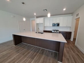 Building Photo - 2018 N Hughes Ave