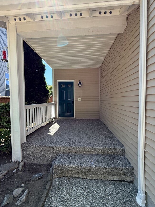 Building Photo - Spacious 4 Bed 3 Bath Home in a Prime Loca...