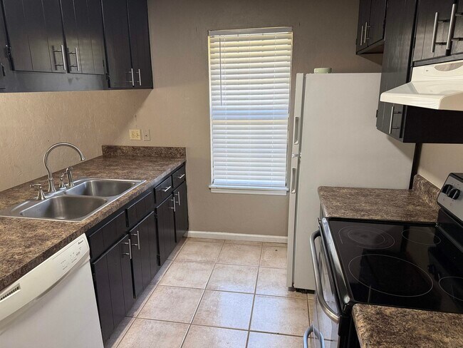 Foto del edificio - 2133 Corinne St