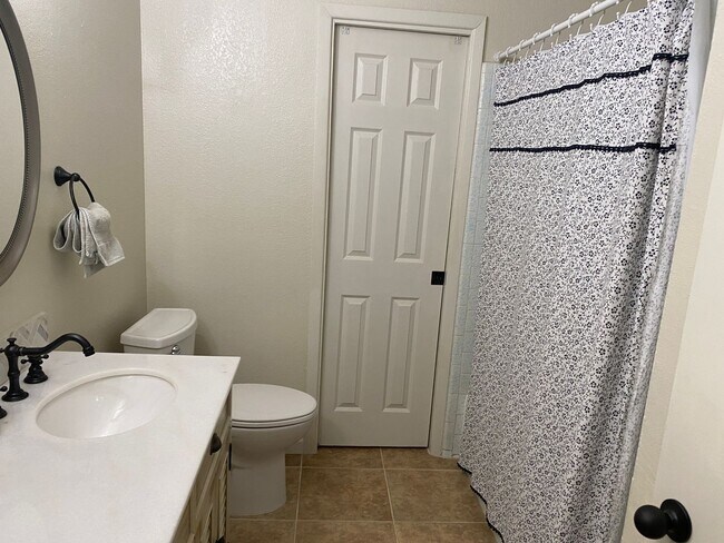 Foto del edificio - 3 bedroom home with large living room on a large corner lot with lots of room for play.