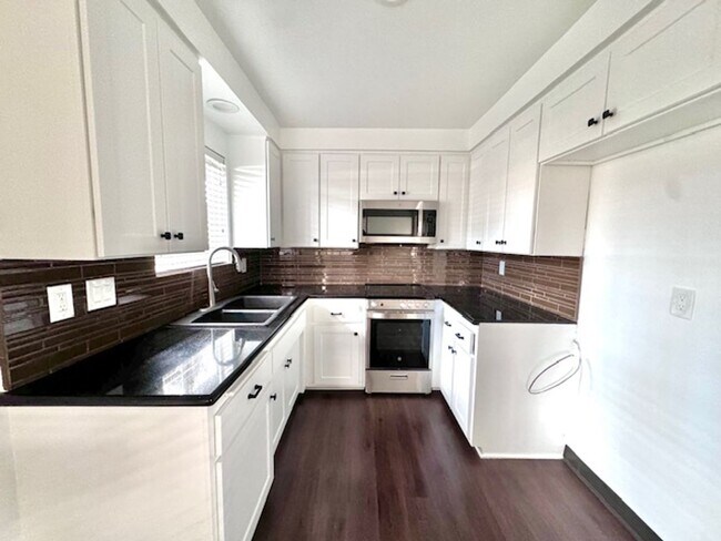 Building Photo - *MOVE IN SPECIAL* Half off the first month's rent!!